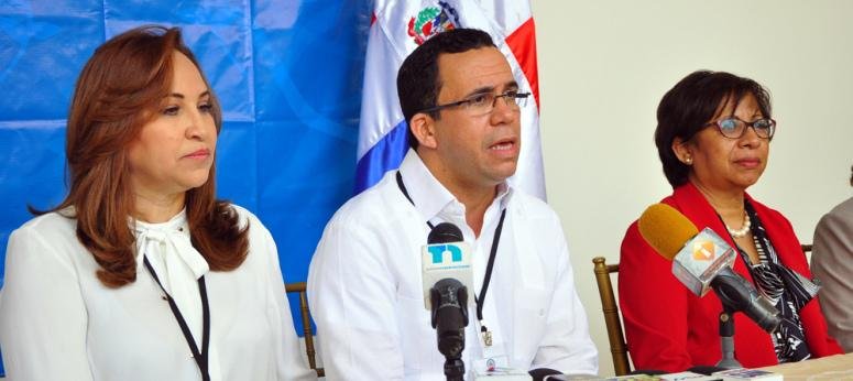 El Ministro de Relaciones Exteriores, Andrés Navarro durante la rueda de prensa, acompañado con la gobernadora Aura Toribio, Alejandra Lirano y Julio Santana.